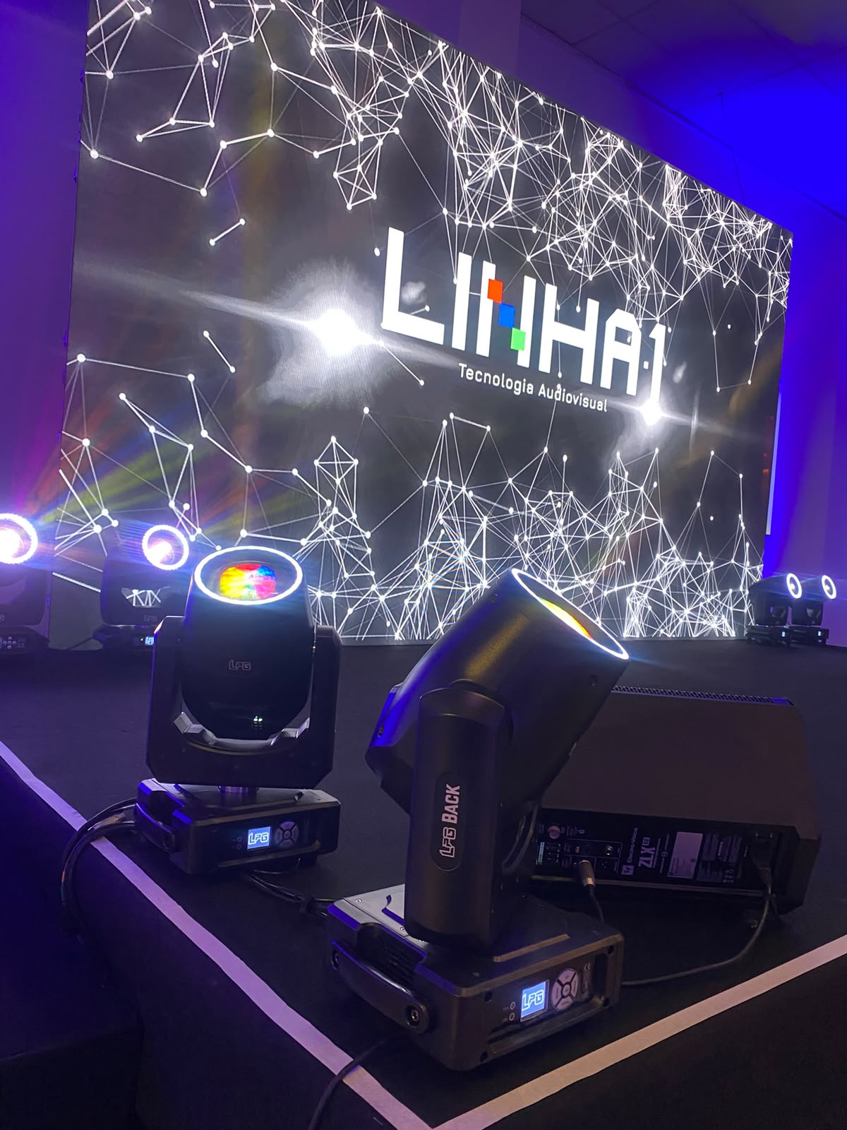 Detalhe dos equipamentos de iluminação diante do painel de LED