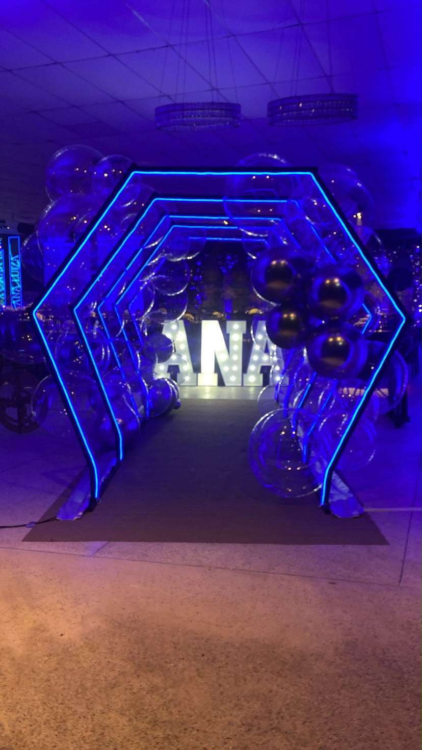 Entrada de evento com arcos iluminados em azul