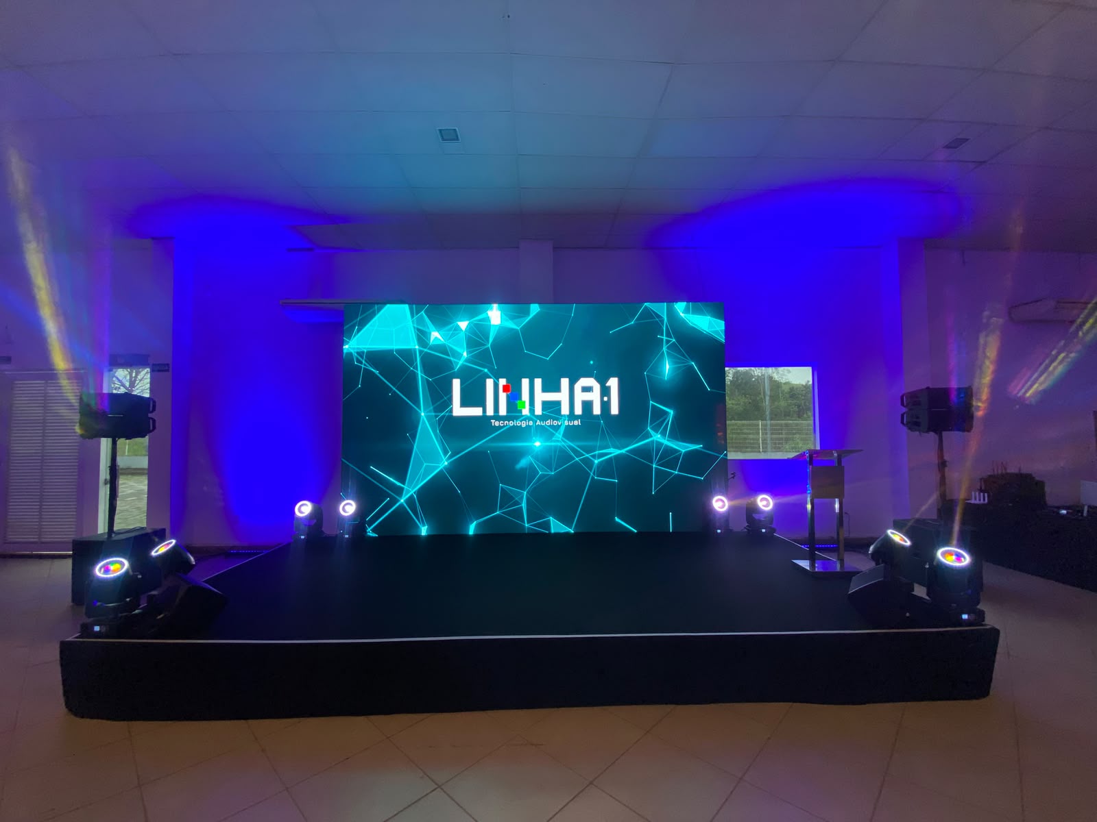 Palco montado com painel de LED, som e iluminação