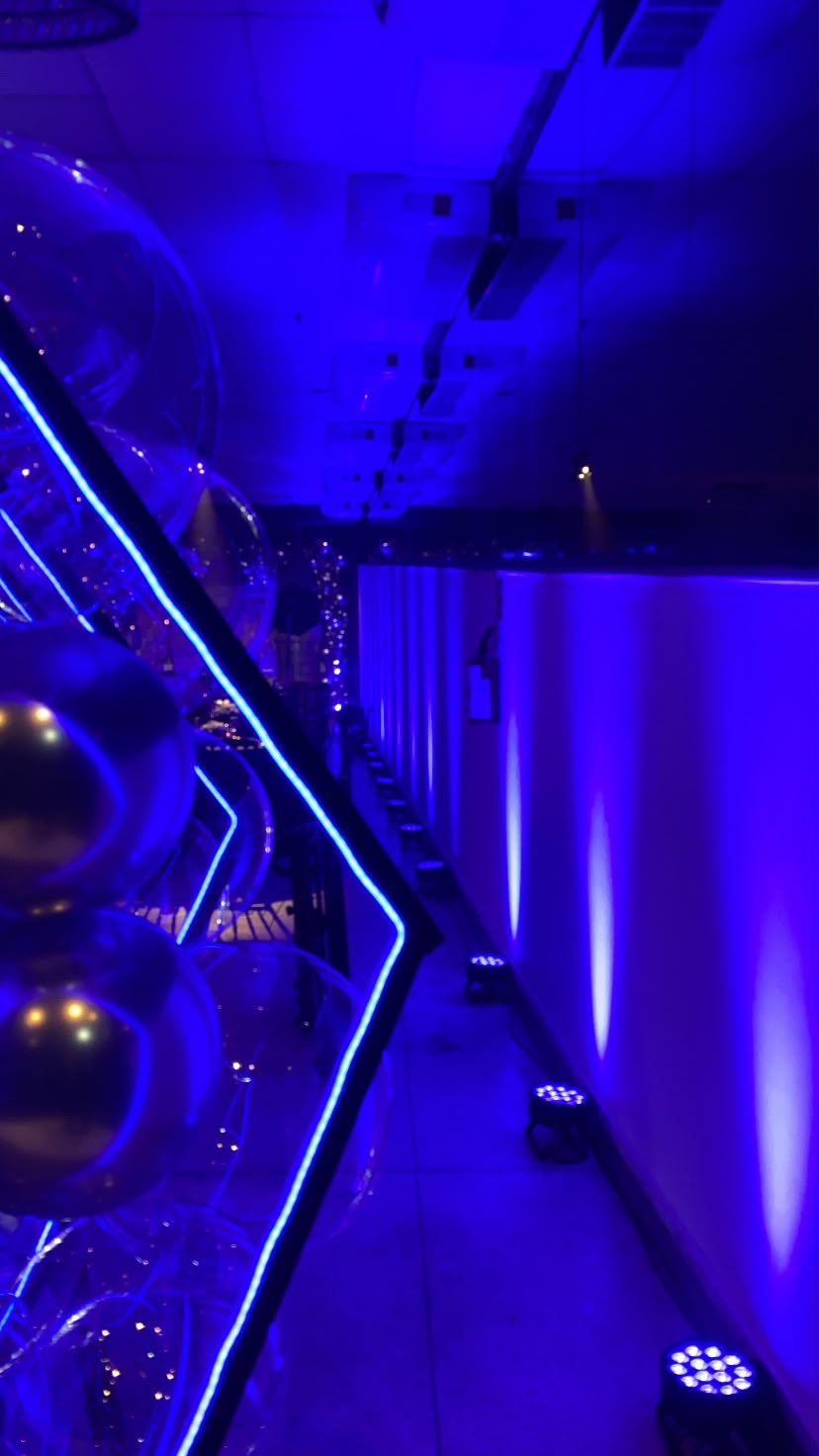 Iluminação azul cênica ao longo do espaço do evento