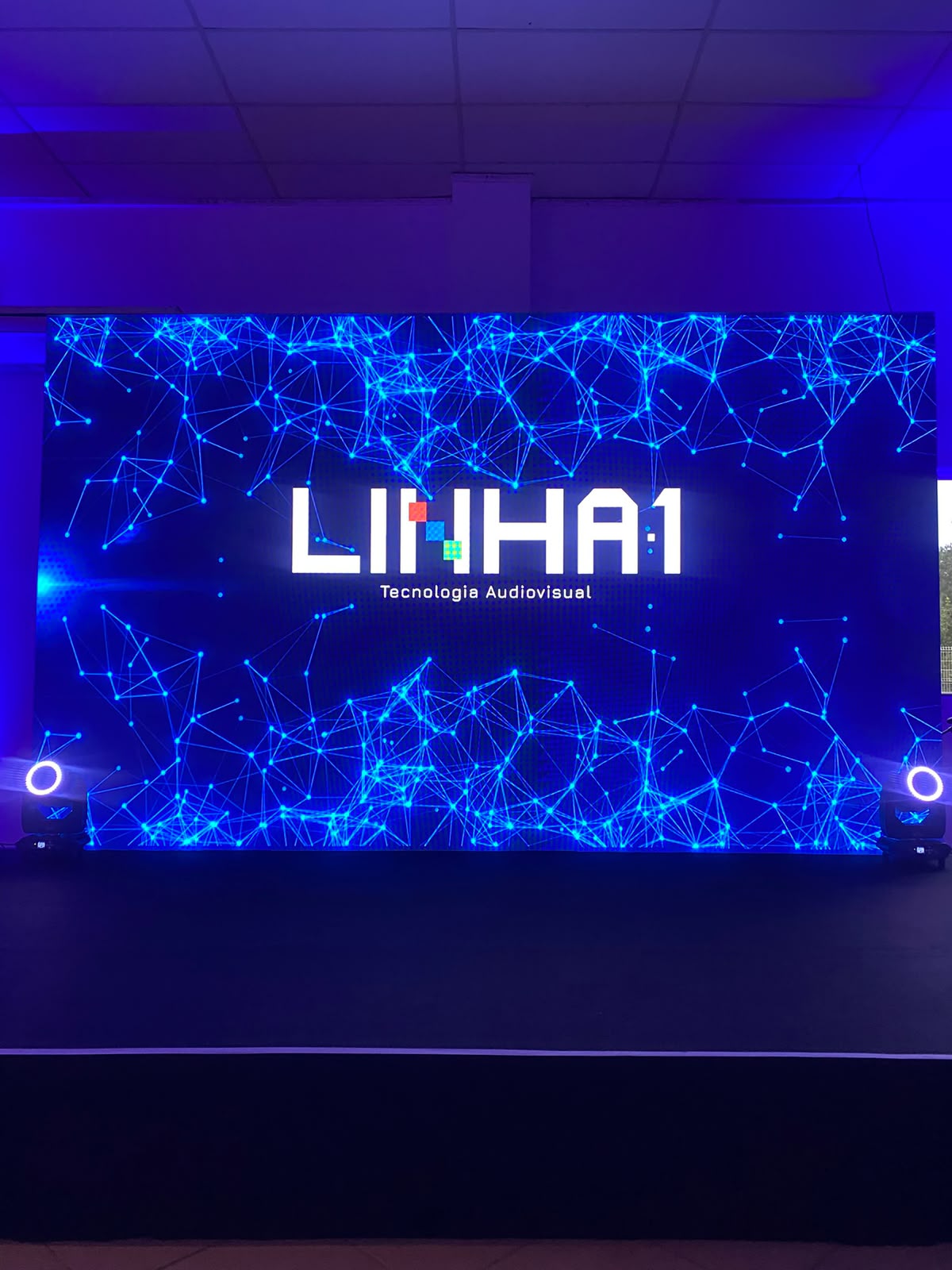 Painel de LED exibindo a identidade da Linha 1