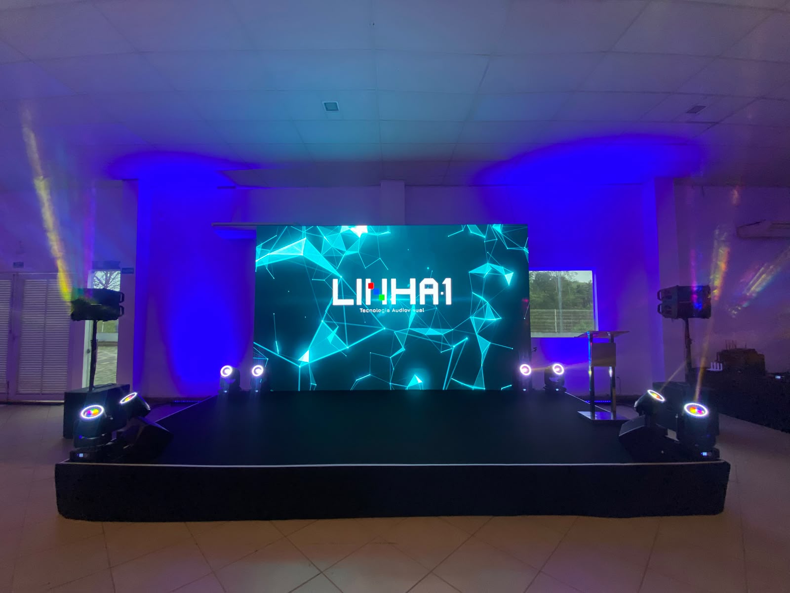 Sistema de som ao lado do palco montado para evento